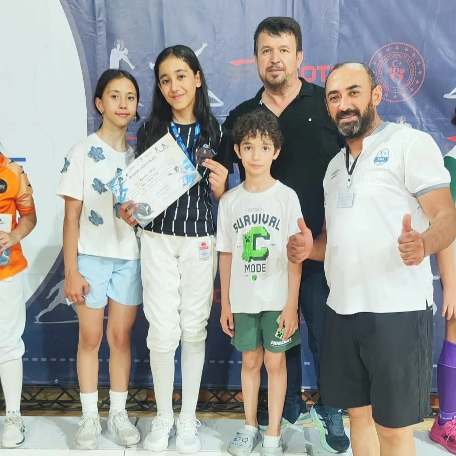 Elif Reyyan Kaya'nın Eskrim Federasyon Kupası'nda Türkiye üçüncüsü olduğu anı gösteren görsel