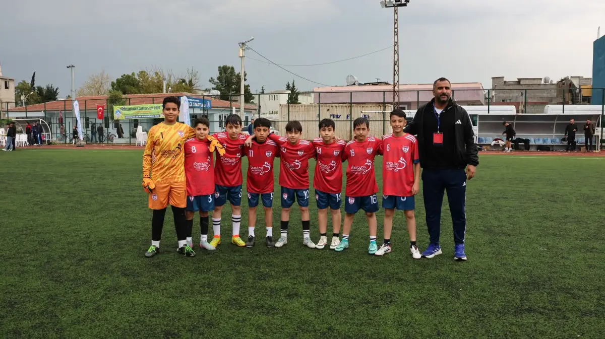 Ceylanpınar'da Ceylan Yurdu Futbol Akademisi'nde antrenman yapan genç futbolcular