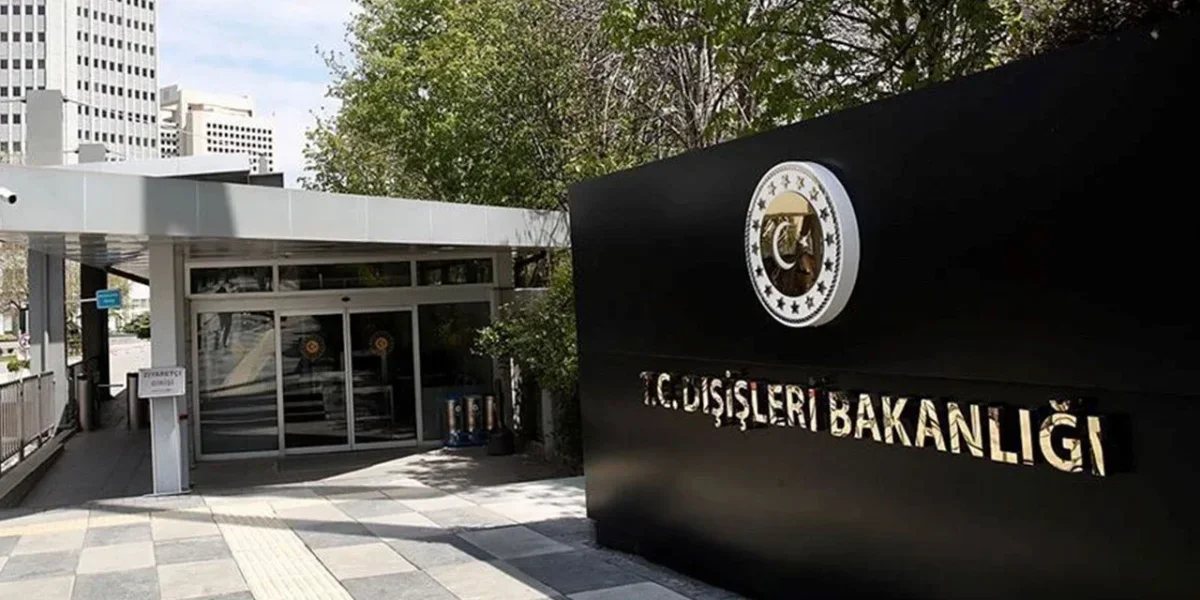 Dışişleri Bakanlığı'ndan İsrail'e tepki gösteren bir metin ve İsrail bayrağı görseli.
