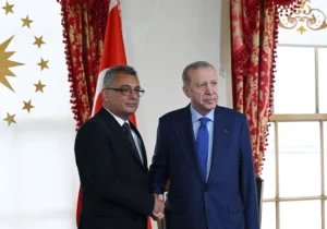 Cumhurbaşkanı Erdoğan KKTC Cumhurbaşkanı Erhürman'ı telefonla arayarak geçmiş olsun dileklerini iletti.