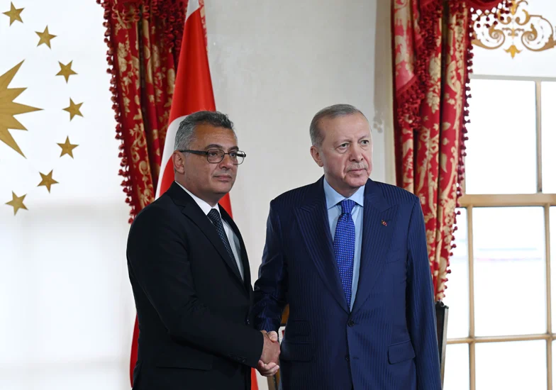 Cumhurbaşkanı Erdoğan KKTC Cumhurbaşkanı Erhürman'ı telefonla arayarak geçmiş olsun dileklerini iletti.