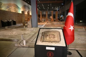 Çingene Kızı Mozaiği'nin 60 yıl sonra Türkiye'ye iade edilen 13. parçası
