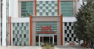 YÖK logosu ve depremden etkilenen üniversite öğrencilerine destek