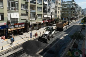 İzmir Balçova Ata Caddesi'nde sıcak asfalt serim çalışması
