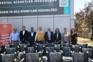 Bursa Nilüfer'de engelsiz yaşamı desteklemek amacıyla tekerlekli sandalye teslim töreni