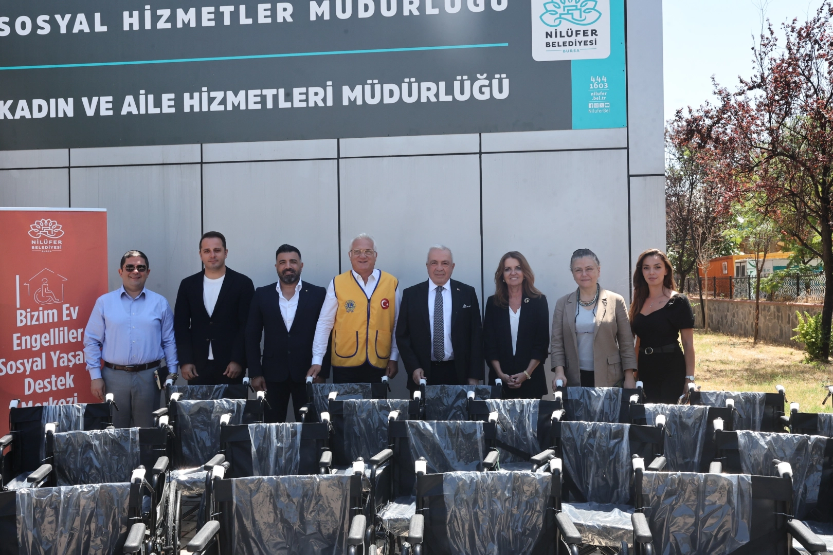Bursa Nilüfer'de engelsiz yaşamı desteklemek amacıyla tekerlekli sandalye teslim töreni