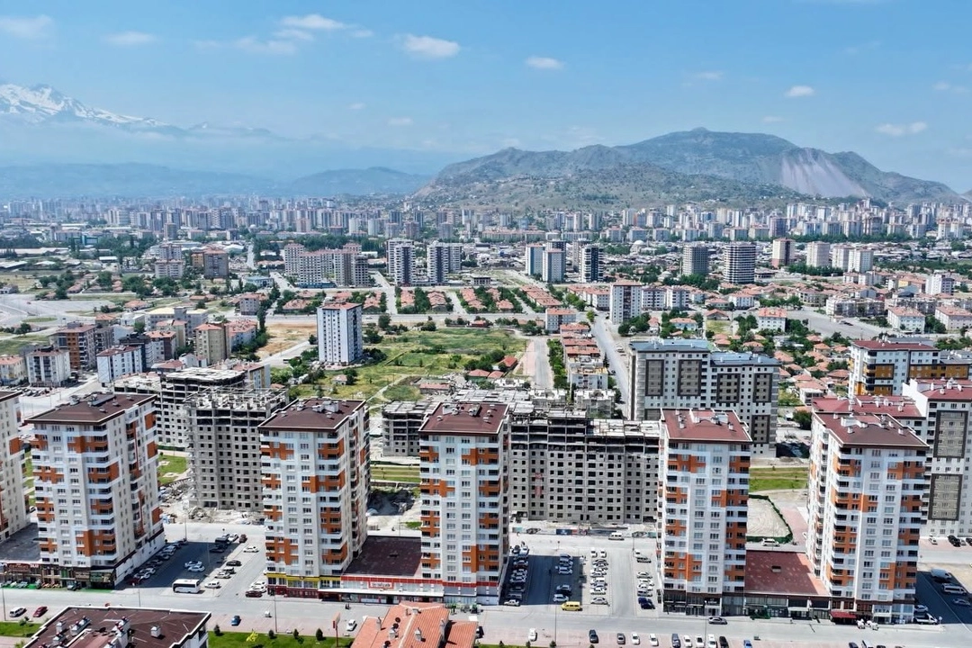 Kocasinan Belediyesi'nin Yunusemre Kentsel Dönüşüm Alanı'ndaki yapımı devam eden rezerv konutlar