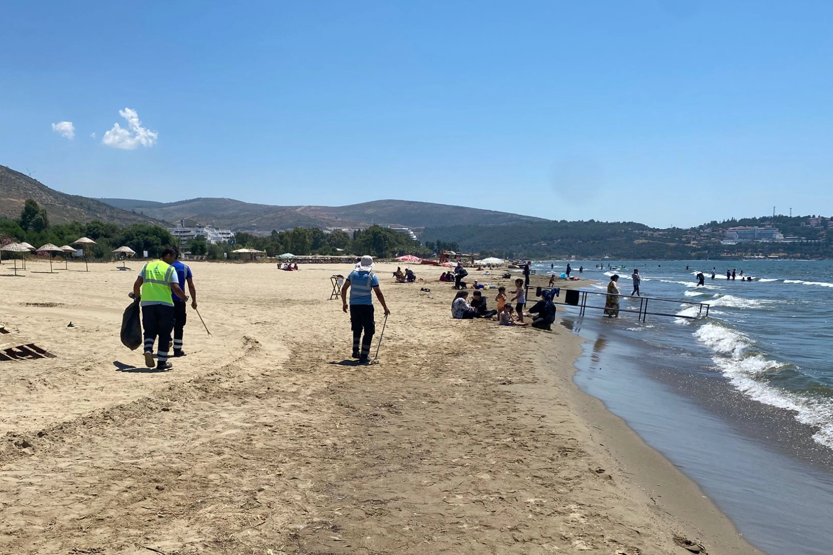 Efes Selçuk Belediyesi ve İzmir Büyükşehir Belediyesi ekipleri, Pamucak ve Pananos sahillerinde temizlik çalışması yapıyor.
