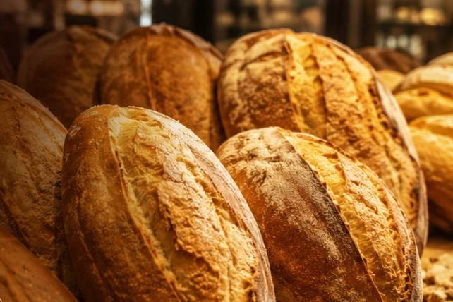 Ağrı'da ekmek fiyatlarına yapılan zam sonrası 210 gramlık somun ekmek 14 TL'den satılıyor.