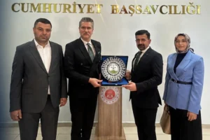 Ağrı Barosu yönetimi, Nevşehir'e atanan Ağrı Cumhuriyet Başsavcısı Adem Çalış'a veda ziyaretinde bulundu.