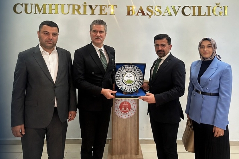 Ağrı Barosu yönetimi, Nevşehir'e atanan Ağrı Cumhuriyet Başsavcısı Adem Çalış'a veda ziyaretinde bulundu.