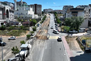 Kocaeli Çayırova Bahriye Üçok Caddesi'nde devam eden üstyapı yenileme çalışmaları