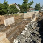 Düzce Aydınpınar köyünde yoğun yağışlar sonrası hasar gören köprülerin DSİ ekipleri tarafından yenilenme çalışmaları devam ediyor.