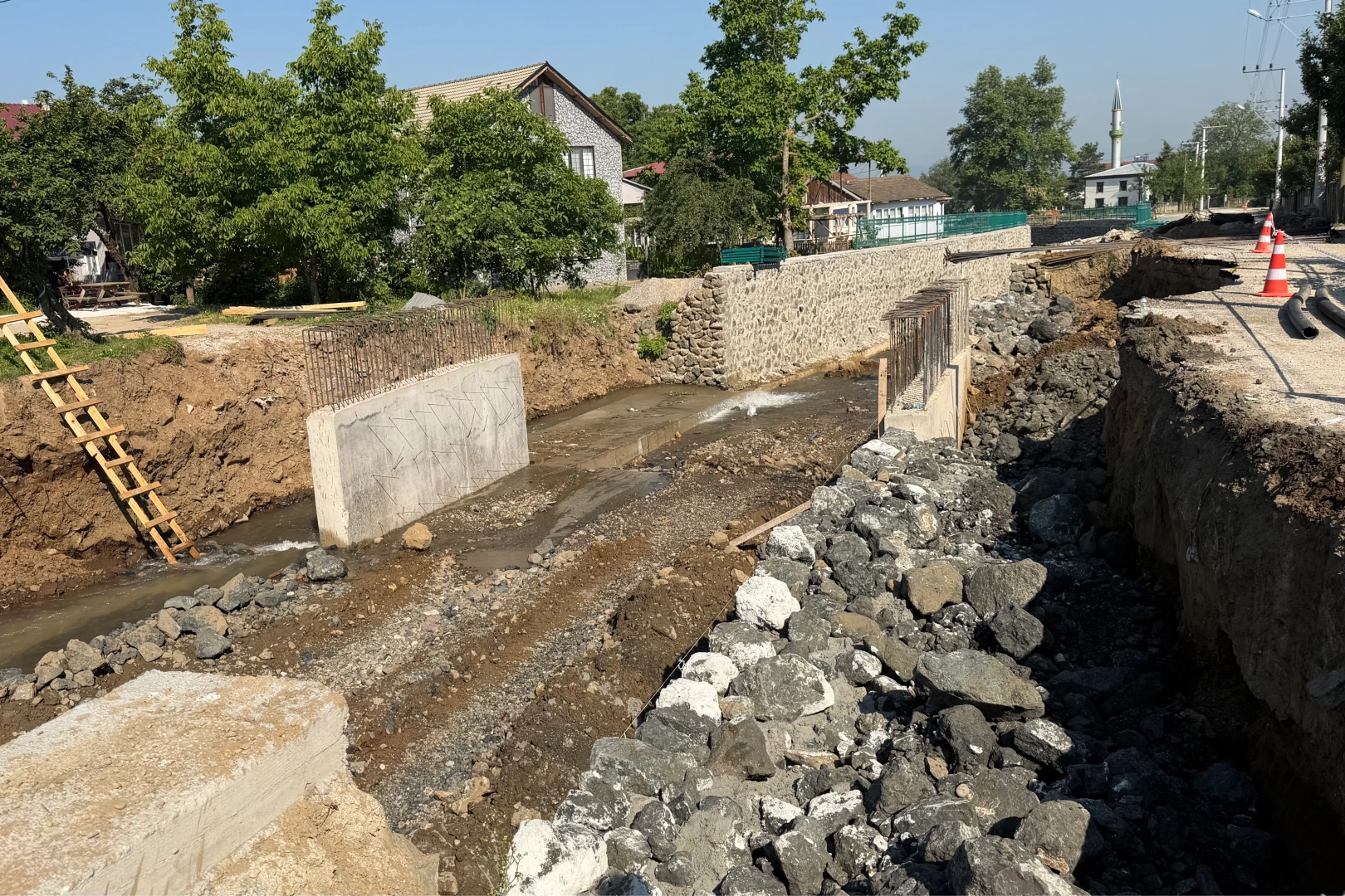 Düzce Aydınpınar köyünde yoğun yağışlar sonrası hasar gören köprülerin DSİ ekipleri tarafından yenilenme çalışmaları devam ediyor.