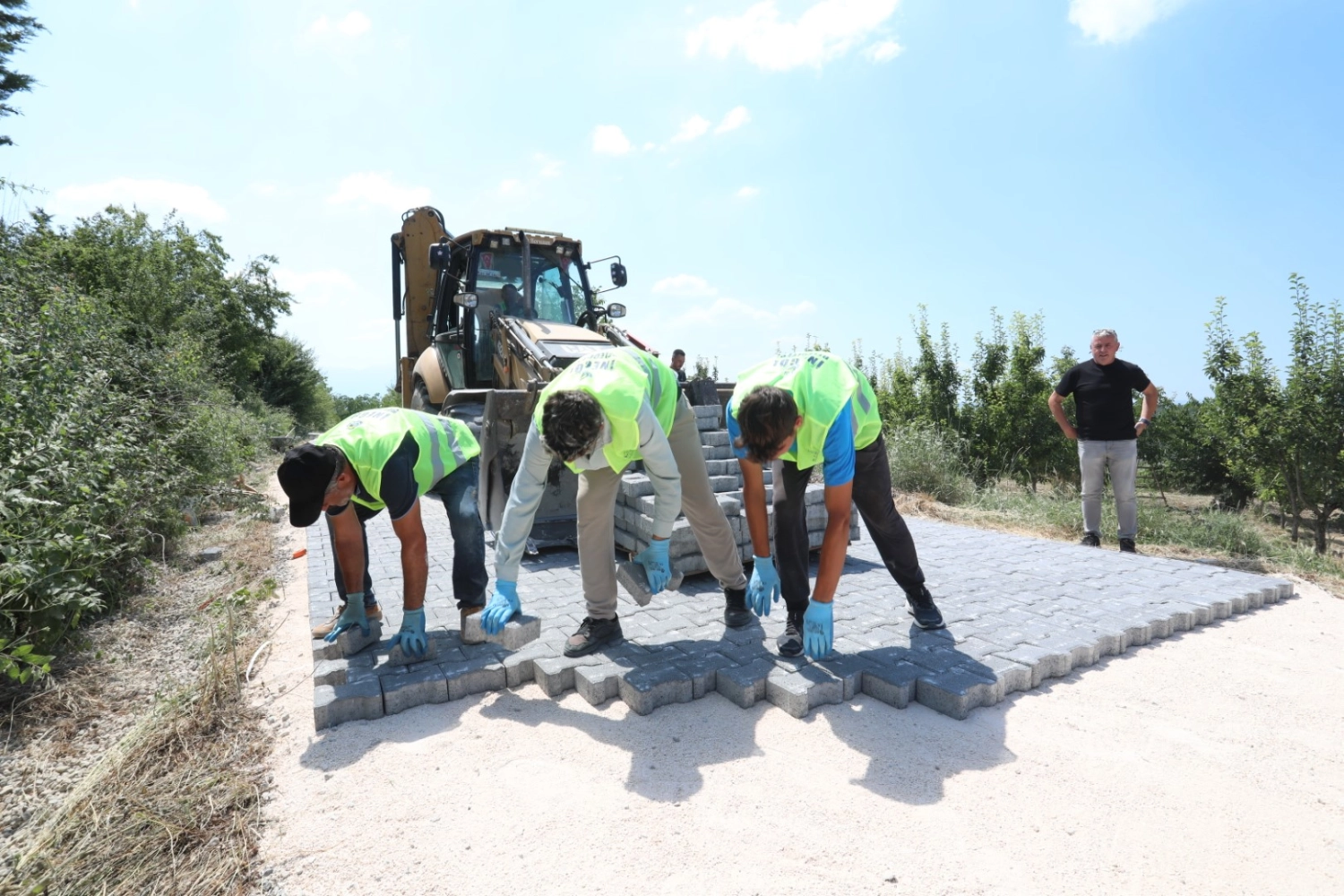 İnegöl Belediyesi kırsal mahallelerde parke taşı döşeme çalışmaları