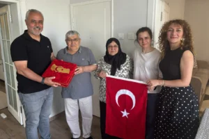 İzmit Belediyesi yetkilileri, Kıbrıs Gazisi Yaşar Gürkan ve Erdoğan Türkmen'i evlerinde ziyaret ederek Türk bayrağı ve Kur'an-ı Kerim hediye etti.