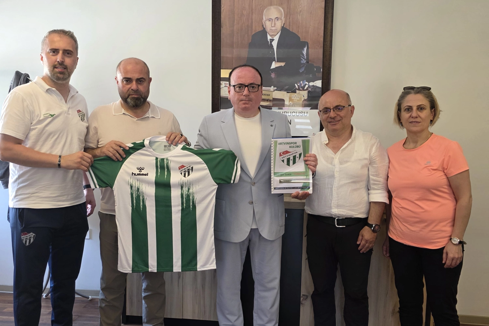 Artvinspor yönetimi, kadın voleybol takımı için iş insanı Erten Kayan'ı ziyaret etti.