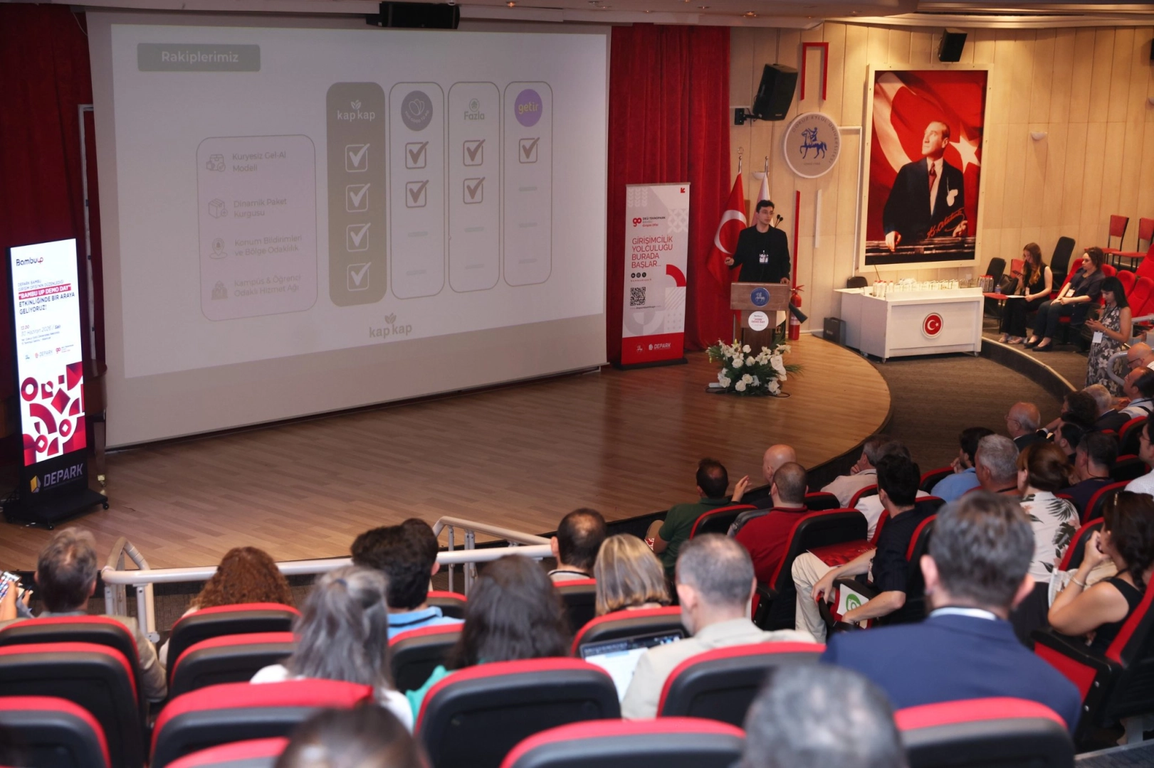 DEPARK'ta BAMBU UP Demo Day etkinliğinde girişimcilerin projelerini yatırımcılara sunduğu an.