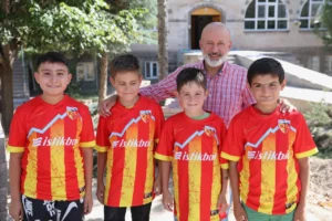 Kocasinan Belediyesi'nin hayata geçirdiği yeni parklardan bir görüntü, yeşil alanlar ve oyun parkları