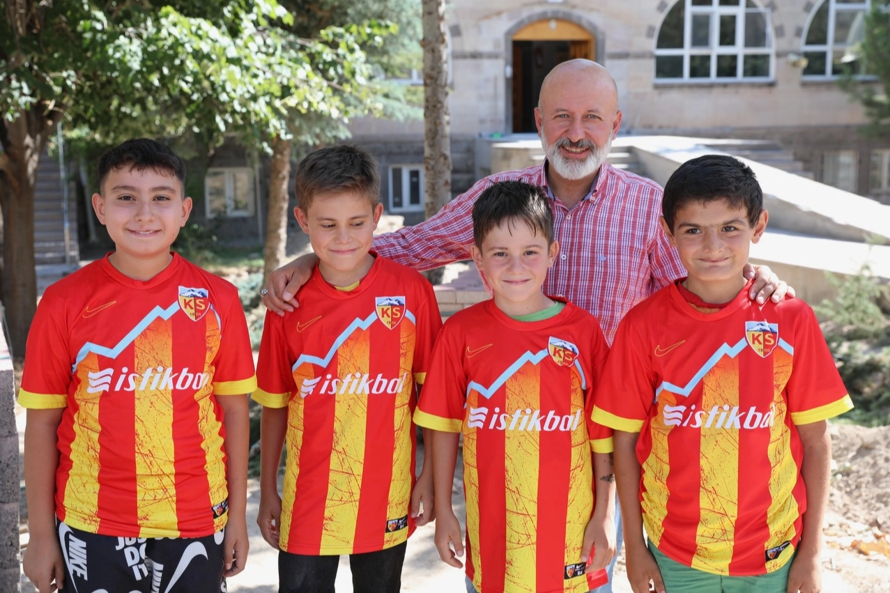 Kocasinan Belediyesi'nin hayata geçirdiği yeni parklardan bir görüntü, yeşil alanlar ve oyun parkları