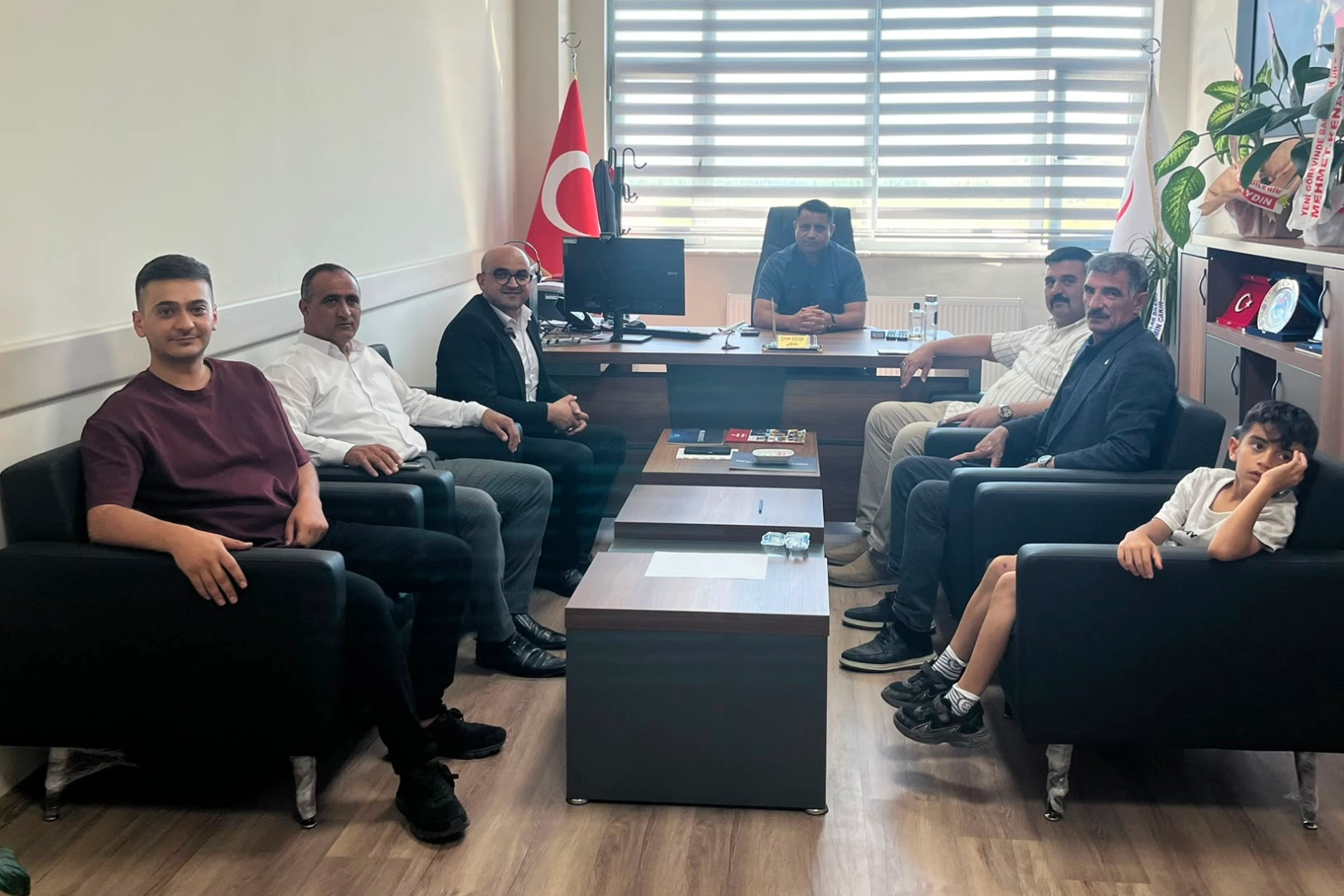 Öz Sağlık-İş Sendikası Ağrı Şube Başkanı Hakan Yıldırım ve yönetim kurulu üyeleri, Ağrı Fizik Tedavi Hastanesi Müdürü Cenap Işık ile bir araya geldi.