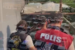İçişleri Bakanlığı'nın 23 ilde düzenlediği dolandırıcılık ve kara para aklama operasyonunda gözaltına alınan şüpheliler ve ele geçirilen deliller.
