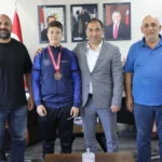 Ağrılı boksör Baver Yiğit Bayram, U15 Türkiye Şampiyonası'nda kürsüde madalya ile görülüyor.