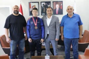 Ağrılı boksör Baver Yiğit Bayram, U15 Türkiye Şampiyonası'nda kürsüde madalya ile görülüyor.