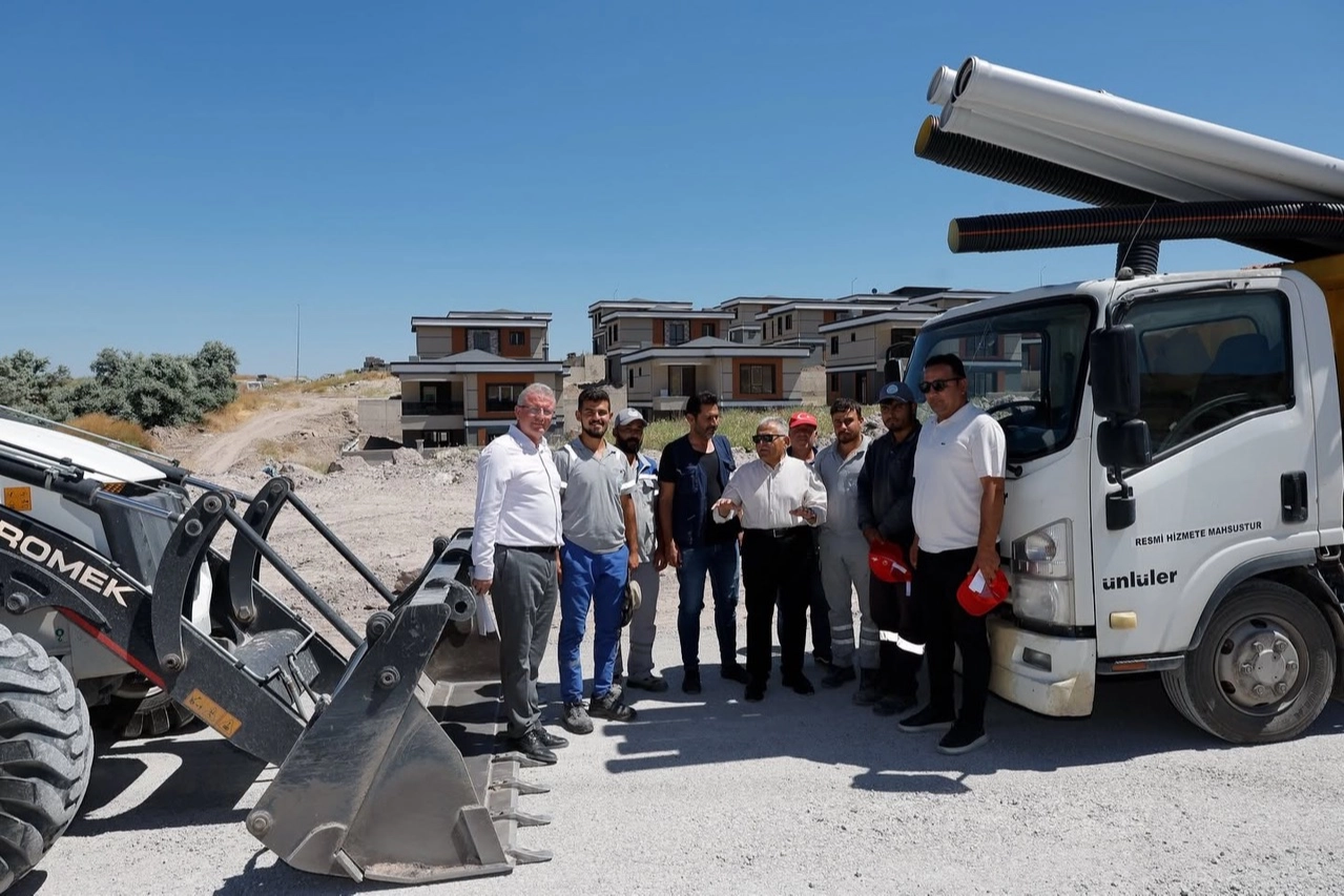 Kayseri Büyükşehir Belediyesi, Erkilet Bulvarı'nı Çevre Yolu'na bağlayan yeni ulaşım aksı projesinde sıcak asfalt çalışmalarını sürdürüyor.