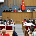 İzmir'de sivil toplum kuruluşları ve belediye temsilcileri afetlere karşı dayanışma ağı oluşturmak için bir araya geldi.