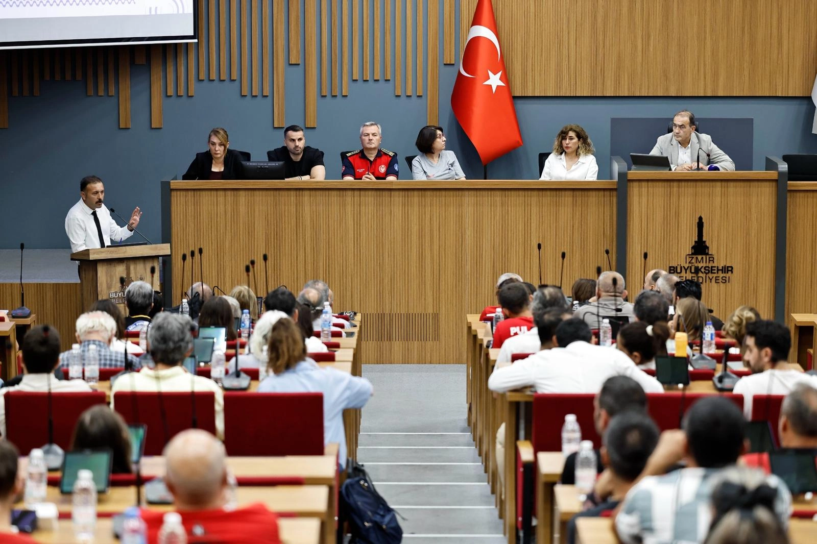 İzmir'de sivil toplum kuruluşları ve belediye temsilcileri afetlere karşı dayanışma ağı oluşturmak için bir araya geldi.