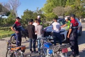 Aksaray'da trafik kurallarını ihlal ederek motosikletleriyle tehlikeli manevralar yapan sürücülere jandarma tarafından işlem yapıldı.