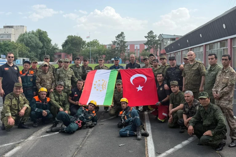 Konya Büyükşehir Belediyesi itfaiye ekipleri Tacikistan'da yüksek katlı yapılara müdahale eğitimi veriyor