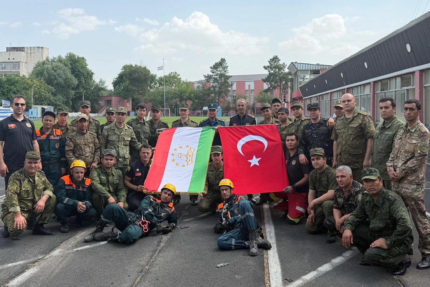 Konya Büyükşehir Belediyesi itfaiye ekipleri Tacikistan'da yüksek katlı yapılara müdahale eğitimi veriyor