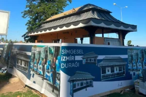İzmir'in Konak ilçesinde yapımı tamamlanmak üzere olan, tarihi ve modern mimariyi birleştiren Simgesel İzmir Durağı'nın dış cephesi