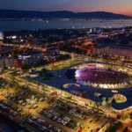Kocaeli Milli İrade Meydanı'nda düzenlenen yaz etkinlikleri kapsamında açık hava sineması ve konserler