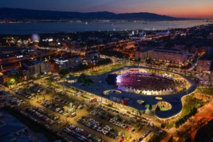 Kocaeli Milli İrade Meydanı'nda düzenlenen yaz etkinlikleri kapsamında açık hava sineması ve konserler