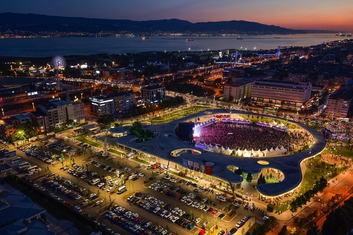 Kocaeli Milli İrade Meydanı'nda düzenlenen yaz etkinlikleri kapsamında açık hava sineması ve konserler