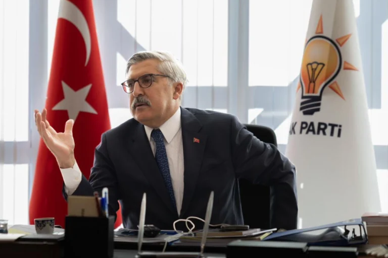 AK Partili Hüseyin Yayman, CHP'li Özgür Özel'in Financial Times'taki yazısına tepki gösterdi.