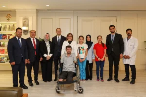 Gaziantep Büyükşehir Belediye Başkanı Fatma Şahin, protez hayali kuran engelli Burhan Doğruyol ile bir araya geldi.