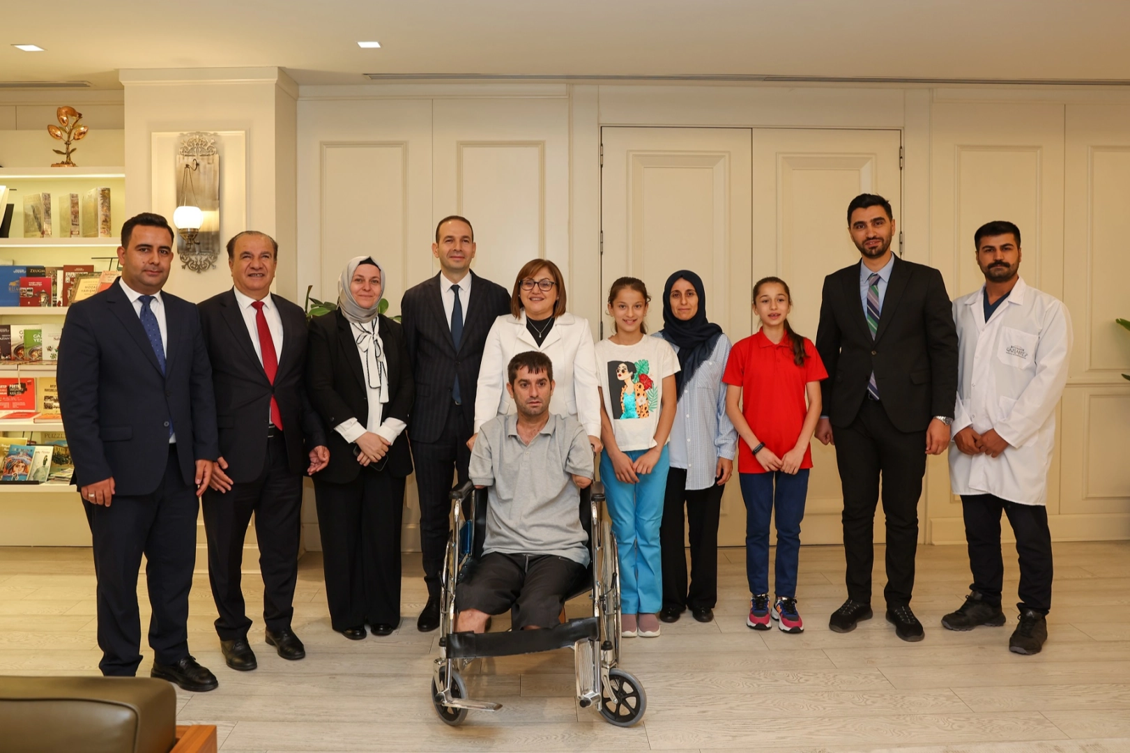 Gaziantep Büyükşehir Belediye Başkanı Fatma Şahin, protez hayali kuran engelli Burhan Doğruyol ile bir araya geldi.