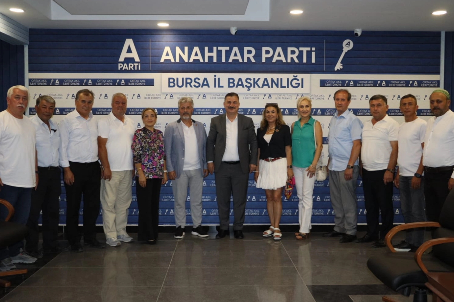 Bursa Muhtarlar Derneği üyeleri, Anahtar Parti Bursa İl Başkanlığı'nı ziyaret etti.