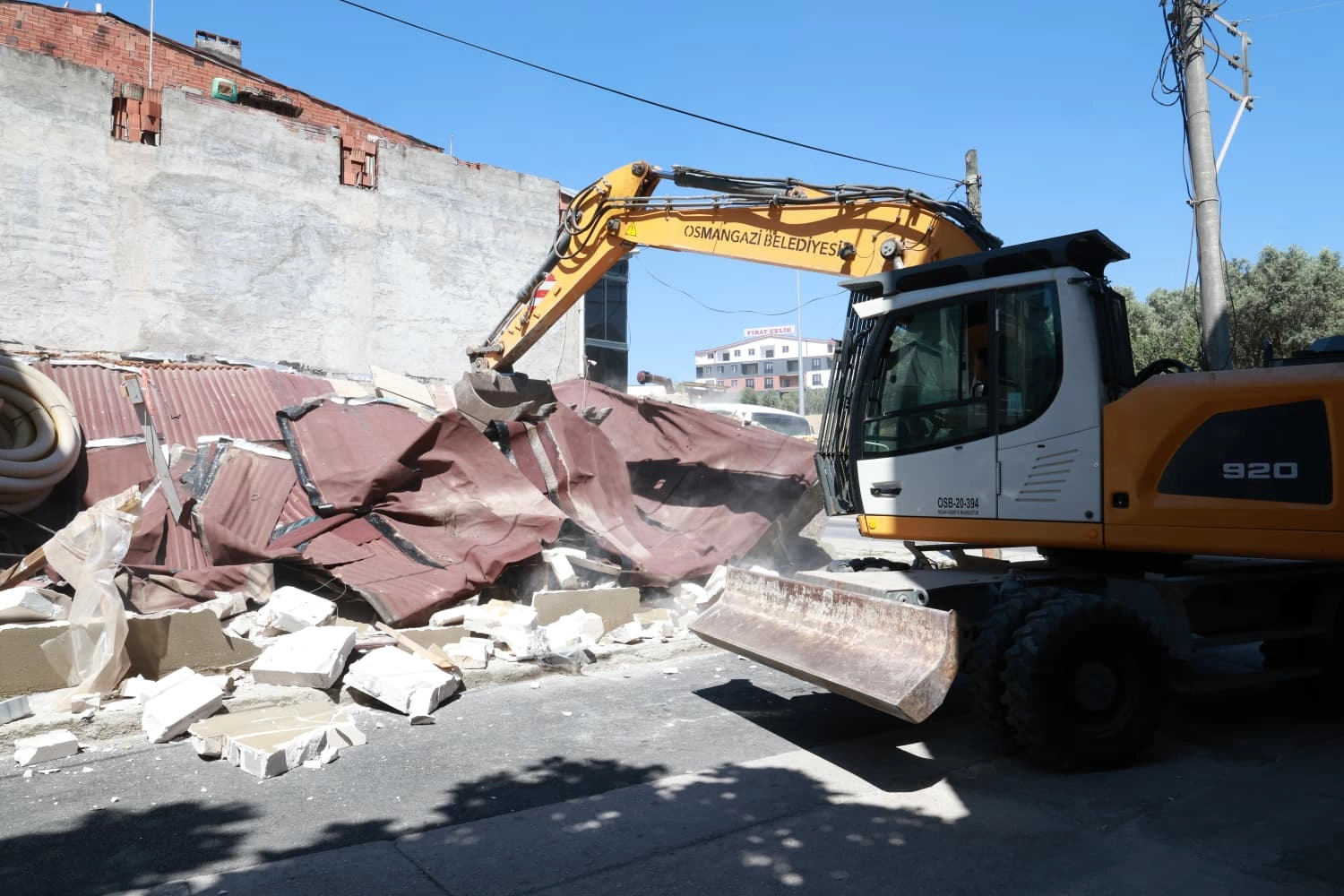 Osmangazi Belediyesi'nin kaçak yapıya müdahalesi ve yıkım çalışmaları