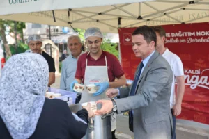 Osmangazi'de Muharrem Ayı kapsamında düzenlenen aşure dağıtım etkinliği