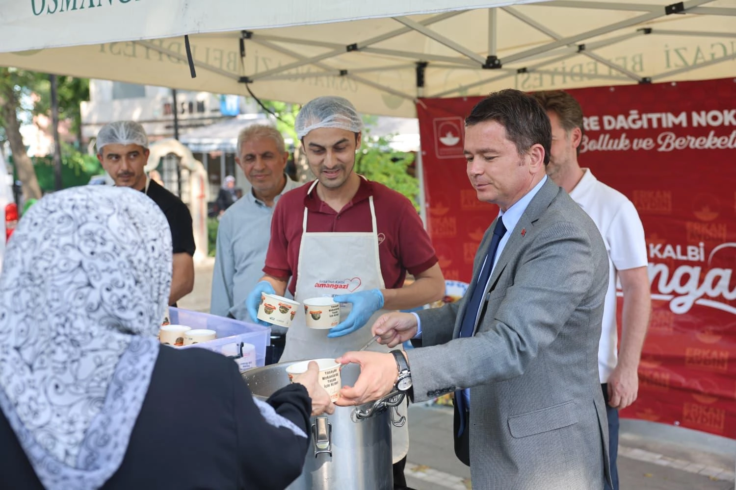 Osmangazi'de Muharrem Ayı kapsamında düzenlenen aşure dağıtım etkinliği