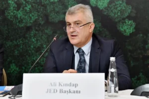 Jeotermal enerji santrali ve Türkiye haritası üzerinde yenilenebilir enerji grafiği