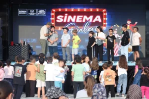 Konya'da yaz akşamları düzenlenen sinema günleri ve çocuk şenliği etkinliklerinden bir kesit