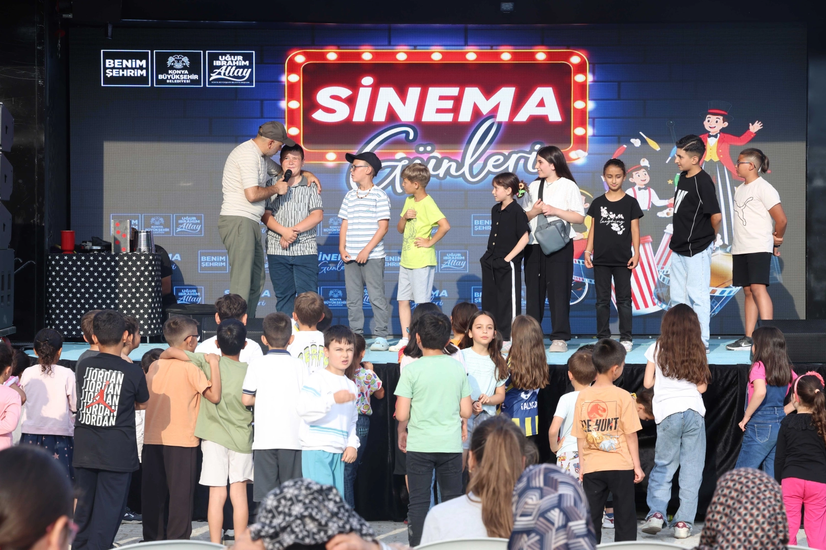 Konya'da yaz akşamları düzenlenen sinema günleri ve çocuk şenliği etkinliklerinden bir kesit