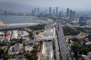 İzmir Büyükşehir Belediyesi ekipleri, Meles Çayı ve Arap Deresi'nde kapsamlı temizlik çalışması yapıyor.