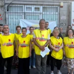 Beyin kanaması ve kanser tedavisi gören sağlık çalışanlarının sözleşmelerinin feshedilmesine tepki gösteren sendika üyeleri.